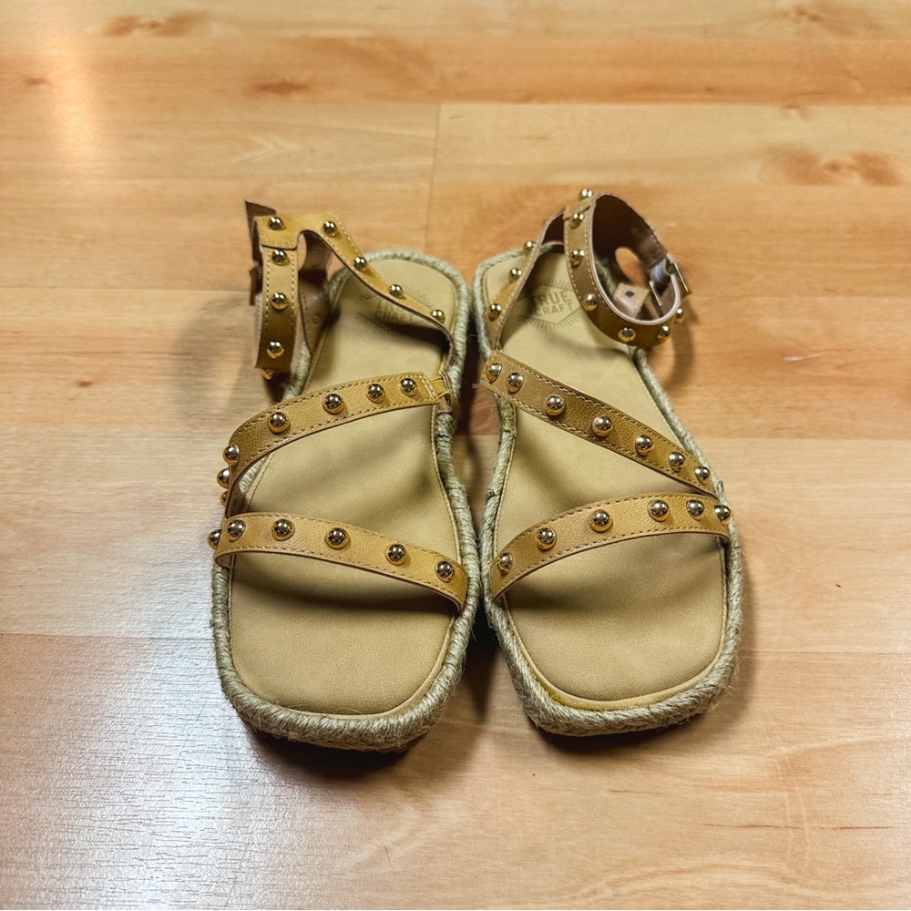 NWT True Craft Tan Notify Studded Sandals Womens Size 7 - Picture 7 of 11